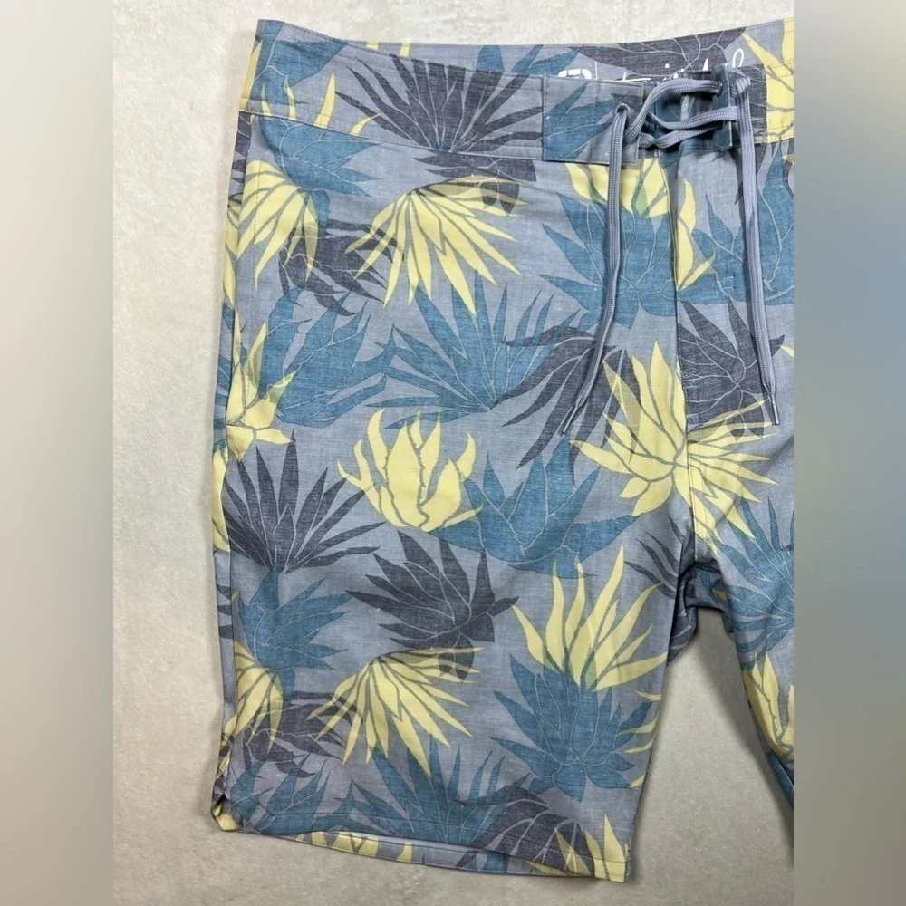 NWT Travis Mathew 42W Lifestyle Palm Floral Pattern Stretch Band Trunks Swim